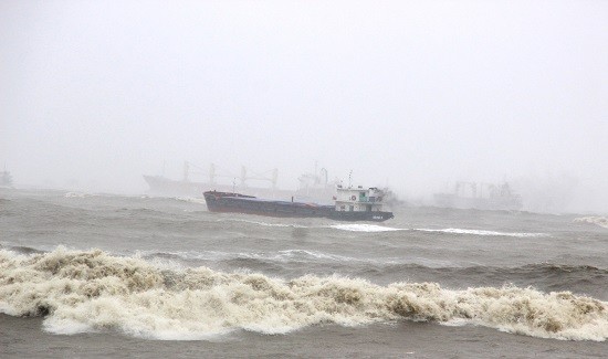 Một tàu vỏ thép của Phú Yên bị đứt neo trôi dạt trên vùng biển Quy Nhơn, Bình Định