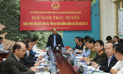 Thủ tướng Nguyễn Xuân Phúc chủ trì cuộc họp trực tuyến với một số tỉnh về khắc phục hậu quả cơn bão số 12