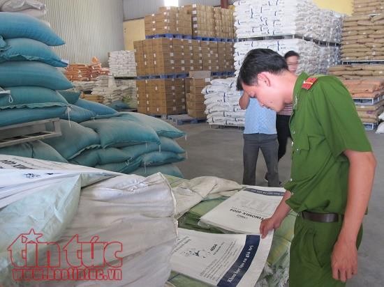 Lực lượng chức năng kiểm tra một vụ vi phạm buôn bán phân bón giả tại TP Hồ Chí Minh.