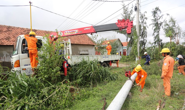 Công nhân Điện lực Phú Yên khắc phục sự cố sau cơn bão số 12. Ảnh: PC Phú Yên