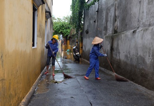 Hội An địa phương đã ban hành kế hoạch tổng lực dọn dẹp vệ sinh sau bão để đón APEC 2017 với phương châm: Nước rút đến đâu dọn vệ sinh đến đó. Ảnh: VGP