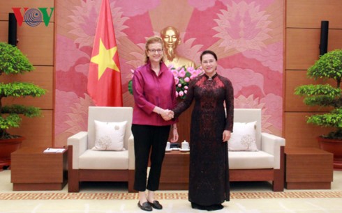 Chủ tịch Quốc hội Nguyễn Thị Kim Ngân và bà Caitlien Weisen, Giám đốc Quốc gia UNDP tại Việt Nam. Ảnh: VOV