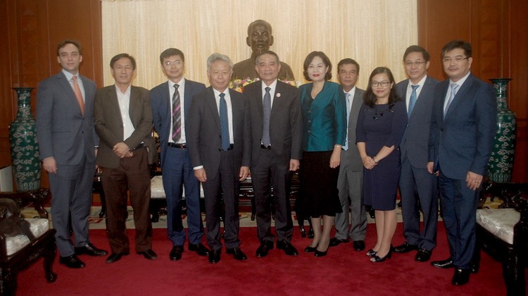 Bí thư Thành ủy Đà Nẵng Trương Quang Nghĩa tiếp lãnh đạo Ngân hàng AIIB. Ảnh: CAĐN