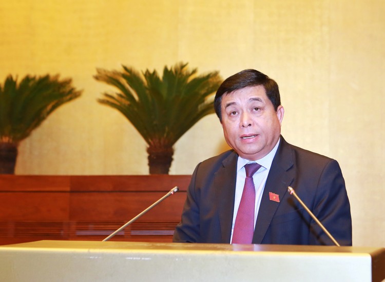 Bộ trưởng Bộ KH&ĐT Nguyễn Chí Dũng trình bày dự án Luật. Ảnh: VGP