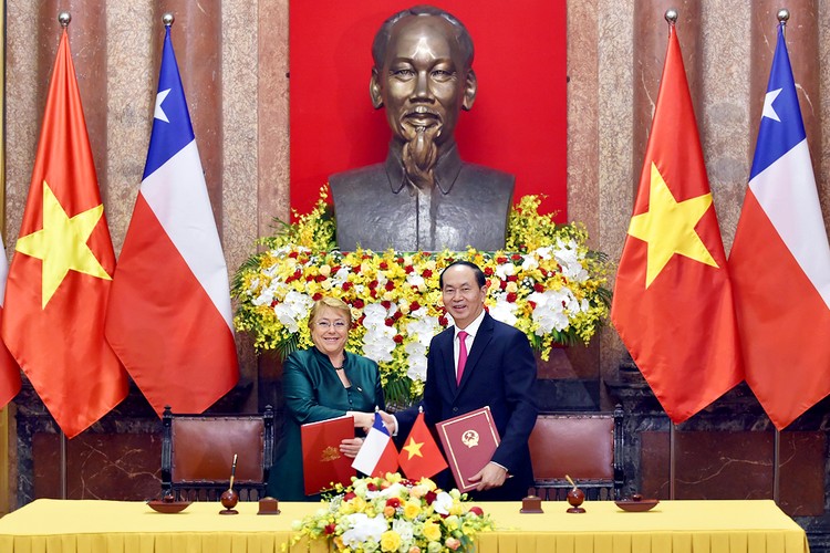 Chủ tịch nước Trần Đại Quang và Tổng thống Cộng hòa Chile Michelle Bachelet ký Tuyên bố chung. Ảnh: VGP