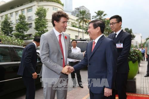 Thủ tướng Canada và Chủ tịch UBND TPHCM Nguyễn Thành Phong. Ảnh TTXVN
