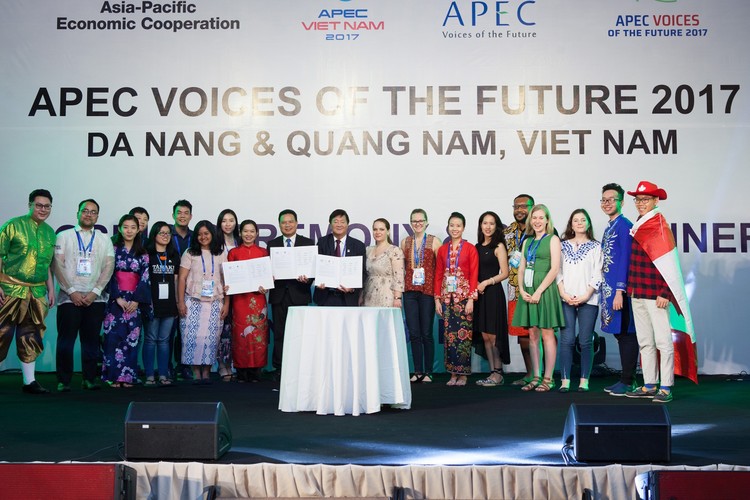 Đại diện thanh niên các nền kinh tế APEC chụp ảnh chung bên bản Tuyên bố Thanh niên 2017 tại lễ bế mạc Diễn đàn Tiếng nói Tương lai APEC..