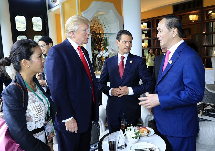 Chủ tịch nước Trần Đại Quang gặp gỡ, trao đổi ý kiến với Tổng thống Hoa Kỳ Donald Trump và Tổng thống Mexico Enrique Peña Nieto (giữa) bên lề phiên họp.