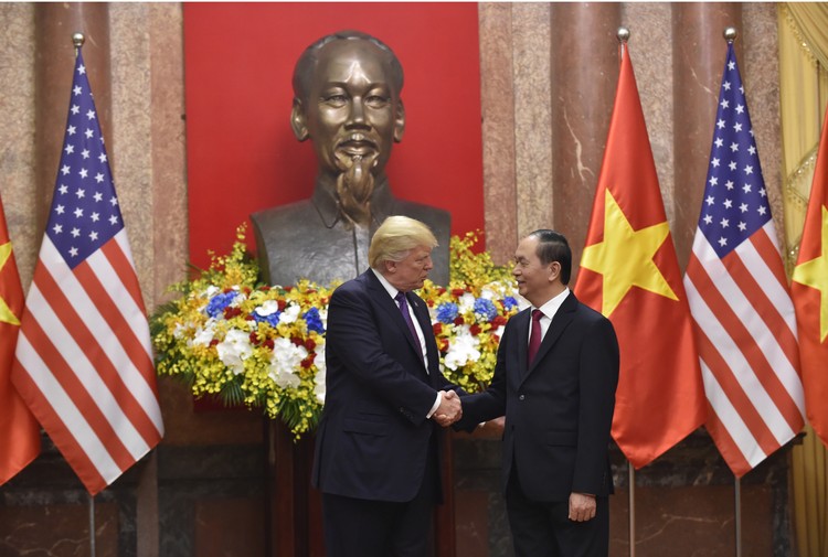 Chủ tịch nước Trần Đại Quang và Tổng thống Hoa Kỳ Donald Trump. Ảnh: VGP