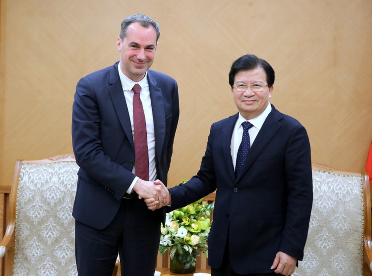 Phó Thủ tướng Trịnh Đình Dũng và ông Cedrik Neike – Thành viên Ban điều hành Tập đoàn Siemens - Ảnh: VGP