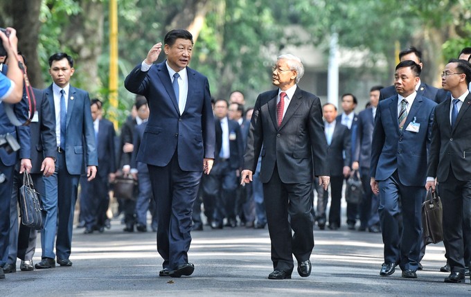 Tổng bí thư, Chủ tịch Trung Quốc Tập Cận Bình sáng nay cùng Tổng Bí thư Nguyễn Phú Trọng đi dạo, thăm nơi Bác Hồ sống và làm việc rồi dự tiệc trà trong khu nhà sàn Bác Hồ.