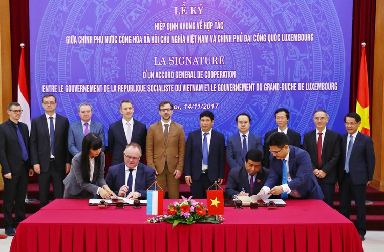 Bộ trưởng Nguyễn Chí Dũng và Bộ trưởng Romain Scheneider ký kết hiệp định khung về hợp tác giữa Chính phủ hai nước. Ảnh: Lê Tiên
