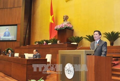 Bộ trưởng Bộ Giao thông vận tải Nguyễn Văn Thể giải trình, tiếp thu ý kiến của đại biểu Quốc hội nêu. Ảnh: TTXVN