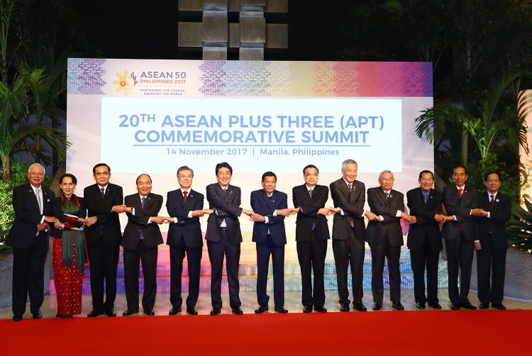 Thủ tướng Nguyễn Xuân Phúc (thứ 4 từ trái sang) cùng các nhà lãnh đạo ASEAN, Trung Quốc, Nhật Bản, Hàn Quốc. Ảnh: VGP