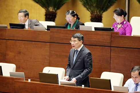 Thống đốc Ngân hàng Nhà nước Lê Minh Hưng trả lời chất vấn tại Quốc hội ngày 16/11.