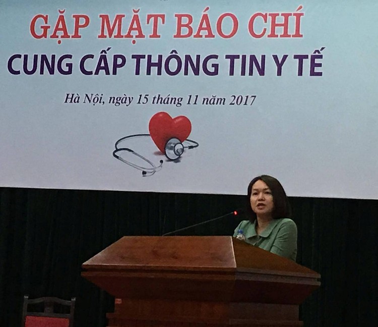 Bà Trần Việt Nga cung cấp thông tin về đề xuất cắt giảm thủ tục hành chính thuộc lĩnh vực ATTP. Ảnh: VGP