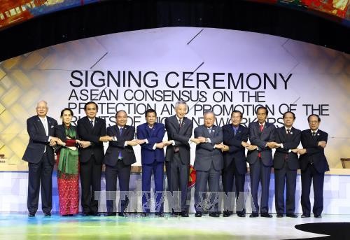 Thủ tướng Chính phủ Nguyễn Xuân Phúc và các Trưởng đoàn chụp ảnh chung. Ảnh: TTXVN