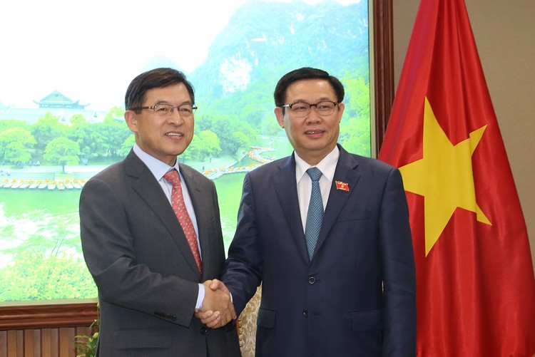 Phó Thủ tướng Vương Đình Huệ tiếp ông Shim Wonhwan, Tổng Giám đốc Tổ hợp Samsung Việt Nam. Ảnh: VGP