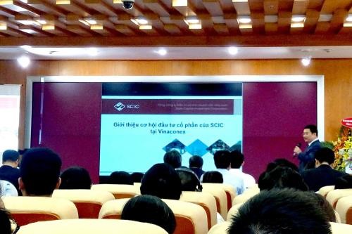 Đại diện SCIC giới thiệu cơ hội đầu tư cổ phần của SCIC tại Vinaconex. Ảnh: BNEWS