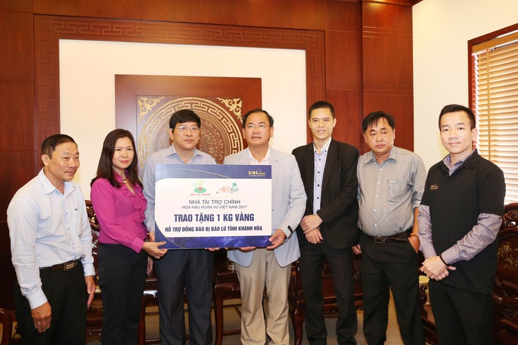 Ông Từ Văn Phước - CTHĐQT trao tặng 1 kg vàng 9999 nhằm hỗ trợ các công tác cứu trợ.