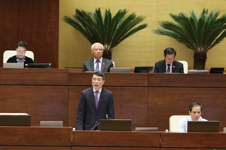 Thống đốc NHNN Lê Minh Hưng trả lời chất vấn trước Quốc hội. Ảnh: VGP
