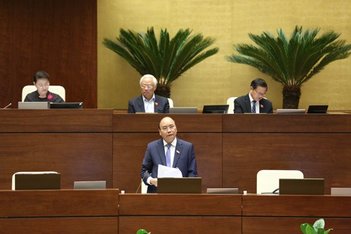 Thủ tướng Nguyễn Xuân Phúc phát biểu giải trình tại Quốc hội trước khi trực tiếp trả lời chất vấn của đại biểu Quốc hội. Ảnh: VGP