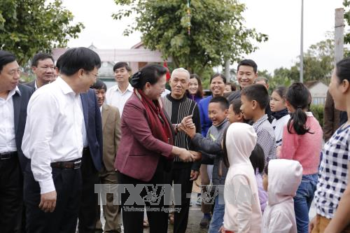 Chủ tịch Quốc hội Nguyễn Thị Kim Ngân thăm hỏi người dân xóm Sen 3, xã Kim Liên, huyện Nam Đàn. Ảnh: TTXVN.