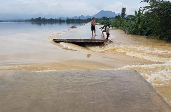 Sau đợt mưa lũ, nhiều đê ở các huyện ngoại thành Hà Nội bị "đe doạ". Ảnh: VOV