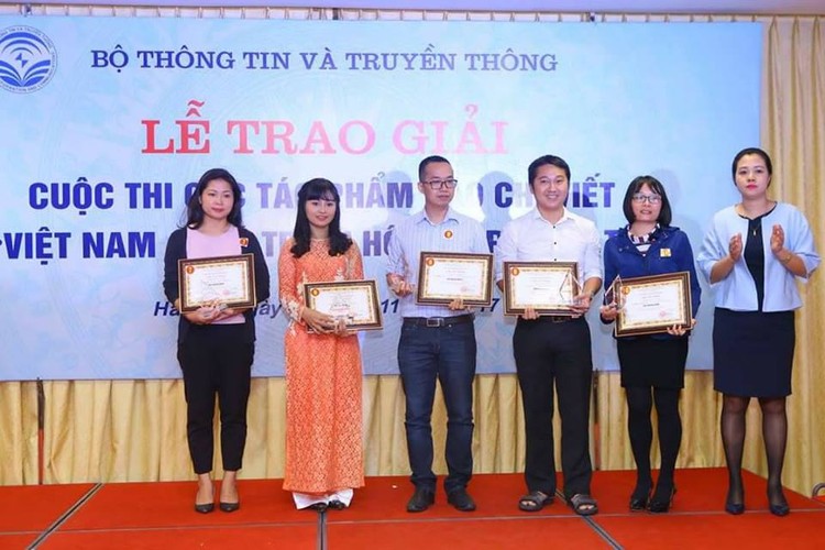 Tác giả Liên Hương, Báo Đấu thầu (thứ 2 từ bên phải) nhận giải thưởng. Ảnh: Quang Quyết