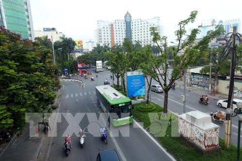 Phát triển giao thông công cộng như đường sắt đô thị, BRT và mở rộng mạng lưới xe buýt thành phố Hà Nội đang được đẩy mạnh. Ảnh: TTXVN