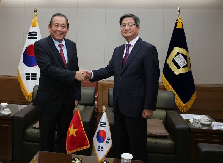 Phó Thủ tướng Trương Hòa Bình hội kiến Chánh án Tòa án Tối cao Hàn Quốc Kim Myung-soo. Ảnh: VGP