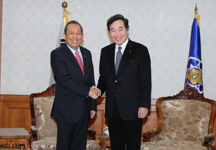 Phó Thủ tướng Thường trực Chính phủ Trương Hòa Bình hội kiến Thủ tướng Hàn Quốc Lee Nak-yon. Ảnh: VGP