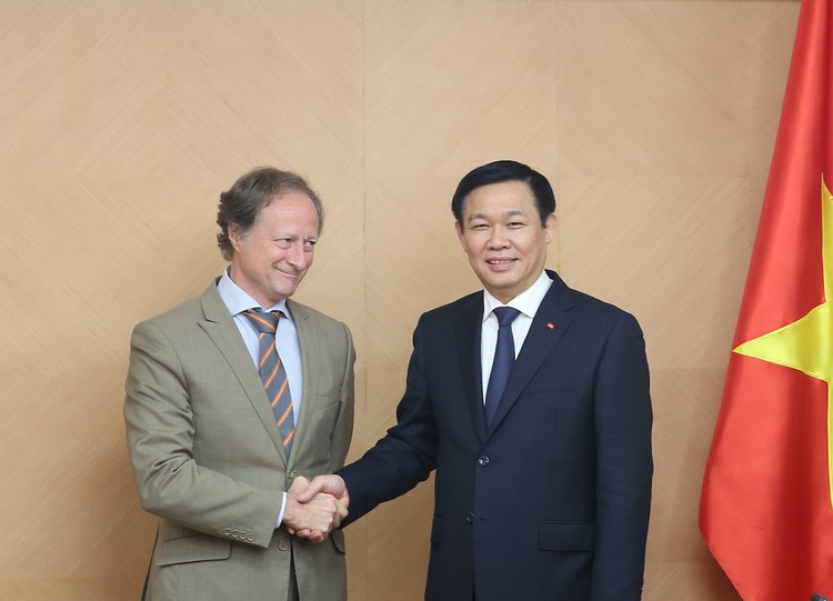 Phó Thủ tướng Vương Đình Huệ tiếp Đại sứ EU tại Việt Nam. Ảnh: VGP