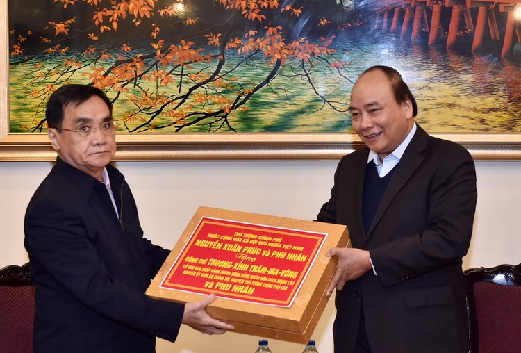 Thủ tướng: Việt Nam luôn ủng hộ Lào phát triển