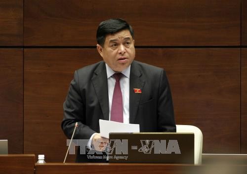 Bộ trưởng Bộ Kế hoạch và Đầu tư Nguyễn Chí Dũng báo cáo giải trình, làm rõ một số vấn đề đại biểu Quốc hội nêu. Ảnh: TTXVN