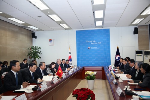 Phó Thủ tướng Trường trực Chính phủ Trương Hòa Bình làm việc với Ủy ban Chống tham nhũng và Quyền công dân Hàn Quốc. Ảnh: VGP