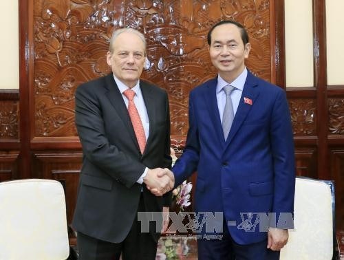 Chủ tịch nước Trần Đại Quang tiếp Ngài Carlos Irigaray, Đại sứ Đặc mệnh toàn quyền Cộng hoà Đông Uruguay tại Việt Nam đến chào từ biệt. Ảnh: TTXVN