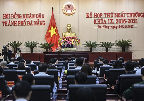 Ông Nguyễn Nho Trung chủ trì kỳ họp bất thường xem xét bãi nhiệm chức Chủ tịch HĐND TP Đà Nẵng với ông Nguyễn Xuân Anh. 