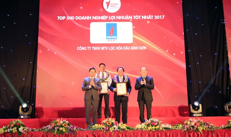 Ban Tổ chức trao chứng nhận doanh nghiệp lợi nhuận tốt nhất 2017 cho Công ty Lọc hóa dầu Bình Sơn.