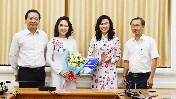 Phó Chủ tịch UBND TPHCM Nguyễn Thị Thu trao quyết định Phó Giám đốc Sở VH-TT cho đồng chí Nguyễn Thị Thanh Thúy. Ảnh Internet