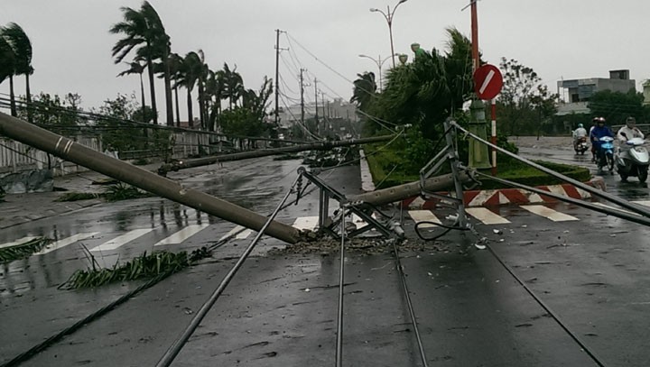 Nhiều trụ điện bị gẫy đổ ở TP Tuy Hòa. Ảnh báo Phú Yên