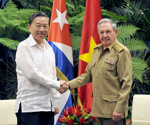 Chủ tịch Cuba Raúl Castro và Bộ trưởng Tô Lâm