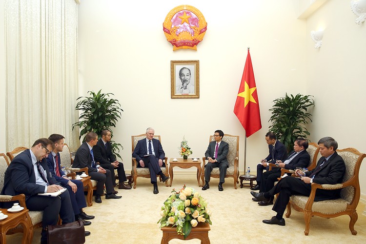 Phó Thủ tướng Vũ Đức Đam và Phó Thủ tướng Jaroslaw Gowin nhất trí cho rằng cần đẩy mạnh quan hệ hợp tác truyền thống giữa Việt Nam và Ba Lan trong giáo dục, khoa học-công nghệ. Ảnh: VGP