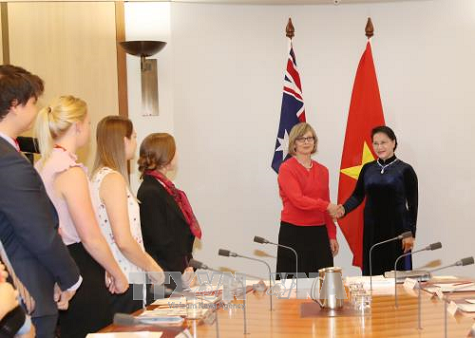 Chủ tịch Quốc hội Nguyễn Thị Kim Ngân và đại diện sinh viên Australia học tại Việt Nam. Ảnh: TTXVN