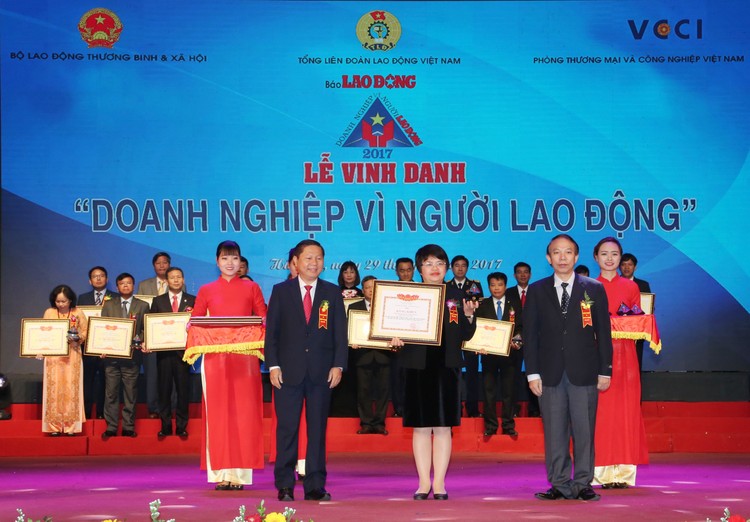 Bà Lê Thị Kim Khuyên, Ủy viên HĐQT, Chủ tịch Công đoàn BIDV vinh dự nhận Bằng khen của Bộ LĐTB&XH.