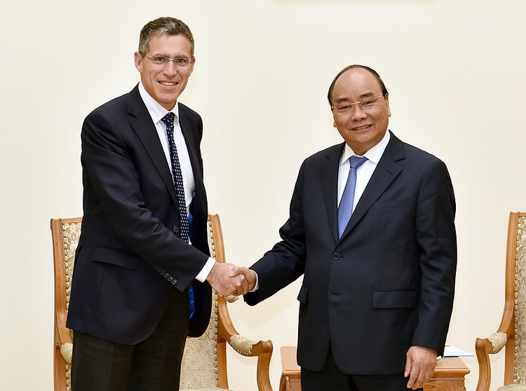 Thủ tướng Nguyễn Xuân Phúc tiếp ông Jerome Stubler, Chủ tịch Tập đoàn VINCI (Pháp). Ảnh: VGP
