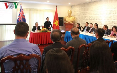 Chủ tịch Quốc hội Nguyễn Thị Kim Ngân nói chuyện với cán bộ, nhân viên Đại sứ quán Việt Nam tại Australia. Ảnh: VOV