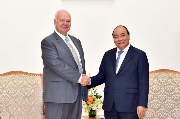 Thủ tướng Nguyễn Xuân Phúc tiếp Đại sứ Liên bang Nga tại Việt Nam Konstantin Vasilievich Vnukov. Ảnh: VGP