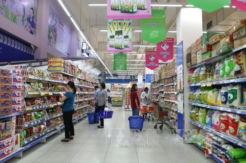 Người tiêu dùng mua sắm ở siêu thị Co.op Mart Foodcosa Quang Trung (Gò Vấp). Ảnh: TTXVN