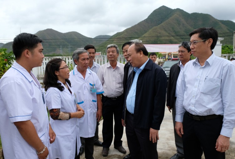 Thủ tướng Nguyễn Xuân Phúc thăm Trạm y tế xã Ninh Ích, thị xã Ninh Hòa. Ảnh: VGP